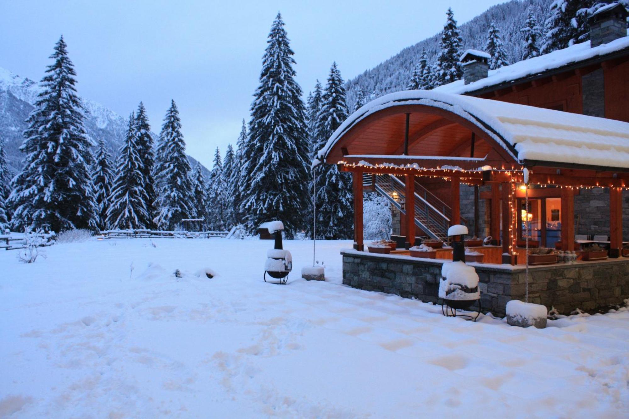 Le Rocher Hotel Champoluc Exterior photo