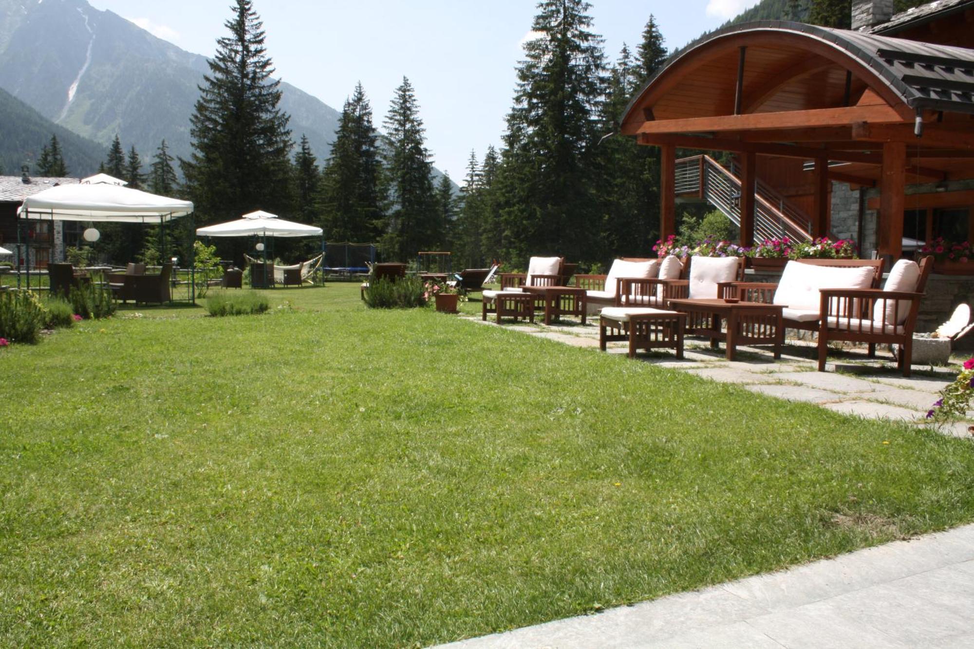 Le Rocher Hotel Champoluc Exterior photo