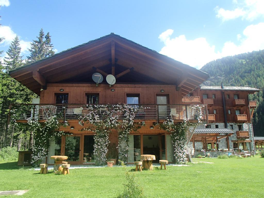 Le Rocher Hotel Champoluc Exterior photo