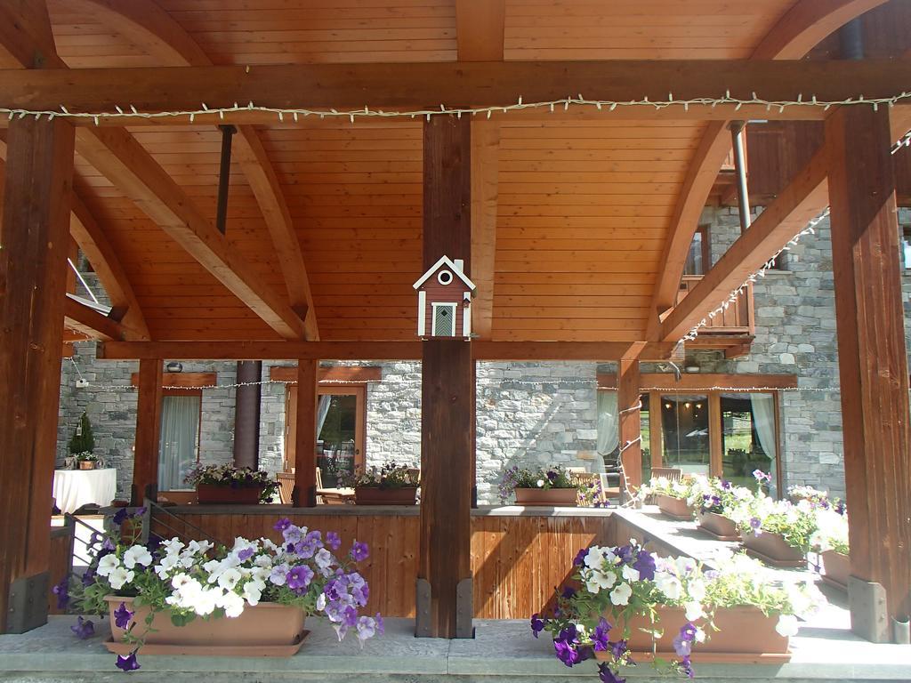 Le Rocher Hotel Champoluc Exterior photo