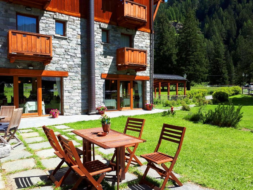 Le Rocher Hotel Champoluc Exterior photo