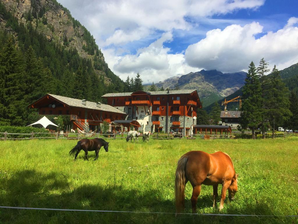 Le Rocher Hotel Champoluc Exterior photo